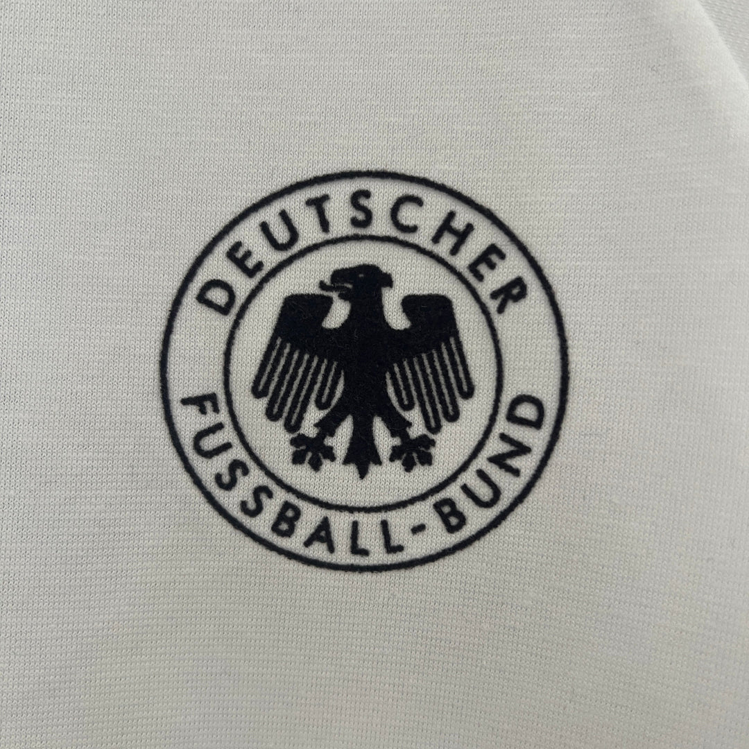 Detalle escudo camiseta retro Alemania edición especial fútbol alemán
