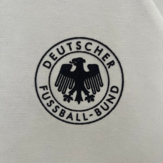 Detalle escudo camiseta retro Alemania edición especial fútbol alemán
