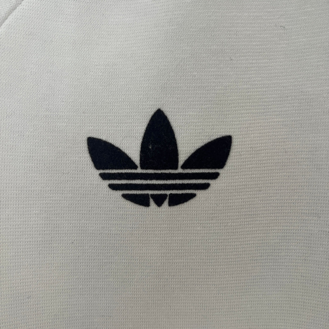 Detalle logo estilo camiseta retro Alemania edición especial
