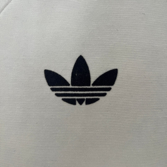 Detalle logo estilo camiseta retro Alemania edición especial
